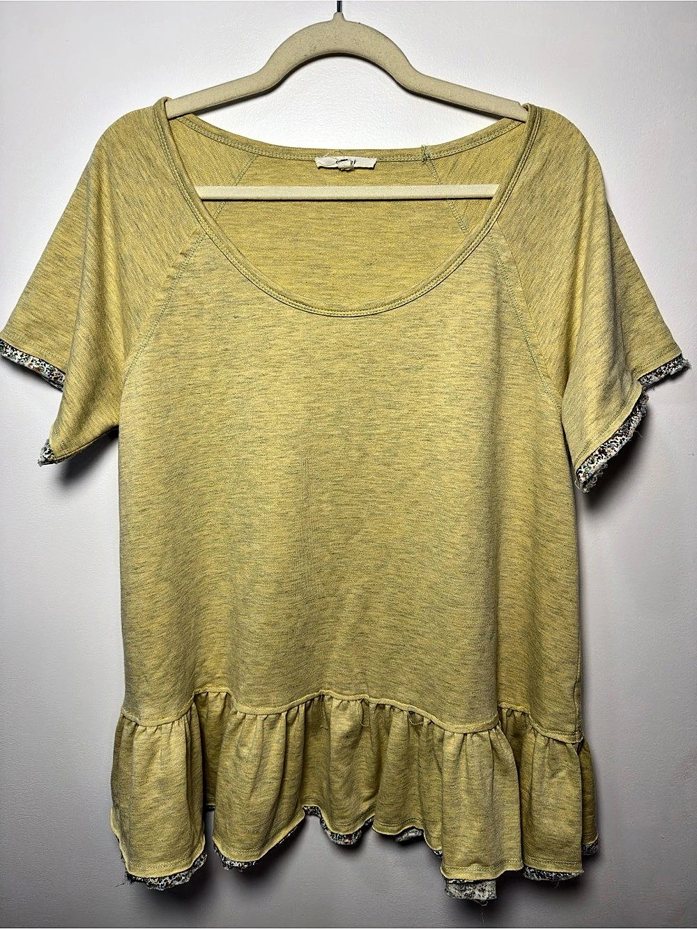 Easel Ruffle Hem Short Sleeve Top in Yellow Size Small Like New